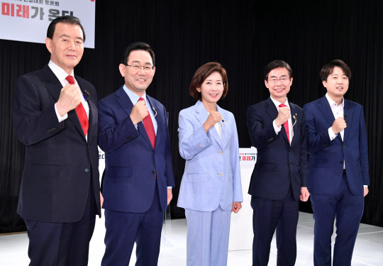 국민의힘 당대표에 출마한 (왼쪽부터) 홍문표, 주호영, 나경원, 조경태, 이준석 후보가 8일 오전 서울 용산구 효창동 백범김구기념관에서 열린 국민의힘 제1차 전당대회 '오른소리 토론회'에 앞서 기념촬영하고 있다.연합뉴스